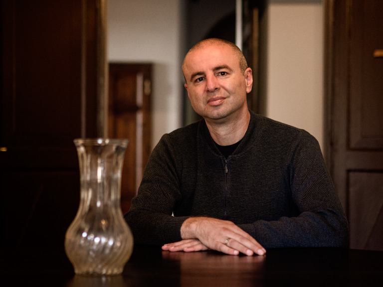 Nikola Madžirov: U dlanovima čuvam dom Nikola Madžirov: U dlanovima čuvam dom